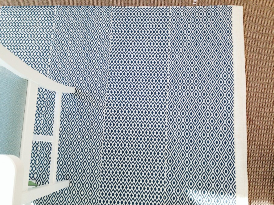 Handvävd matta Saga i vit och blå färgställning på Kinnarps kontor.