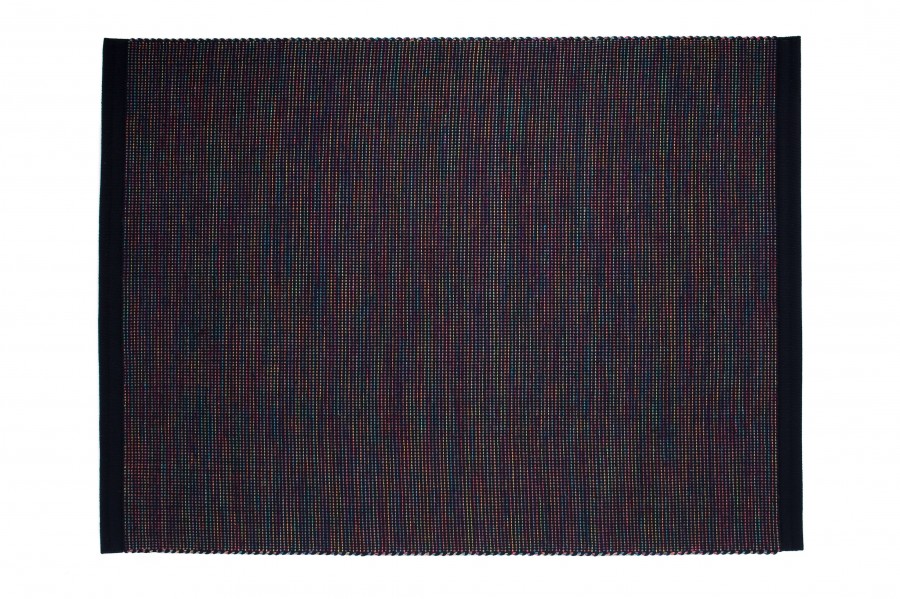 Handvävd matta Blinka i svart färgställning.