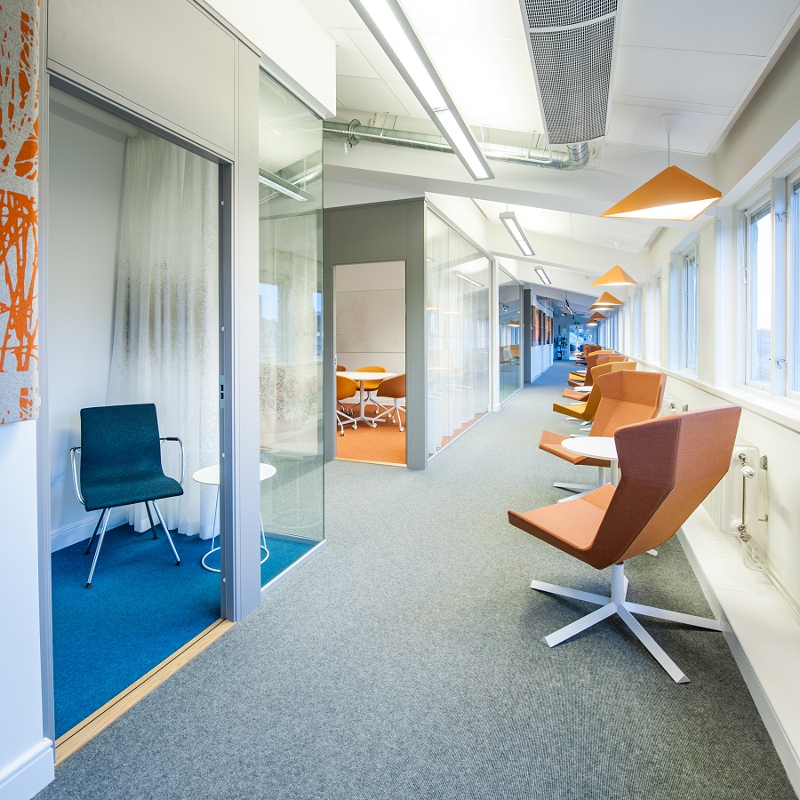 Heltäckande matta och gångmattor kvalitet Tretford på Elektas kontor, projekt av GWSK Arkitekter.