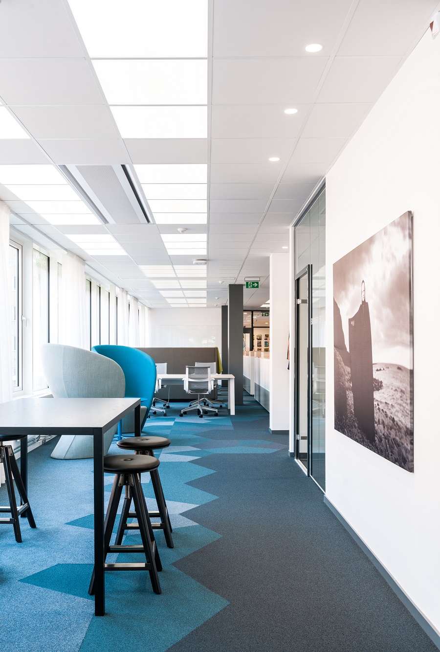 Textil platta Textiles i blå färgställning på Bonniers kontor i Stockholm.