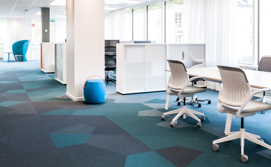 Textil platta Textiles i blå färgställning på Bonniers kontor i Stockholm.