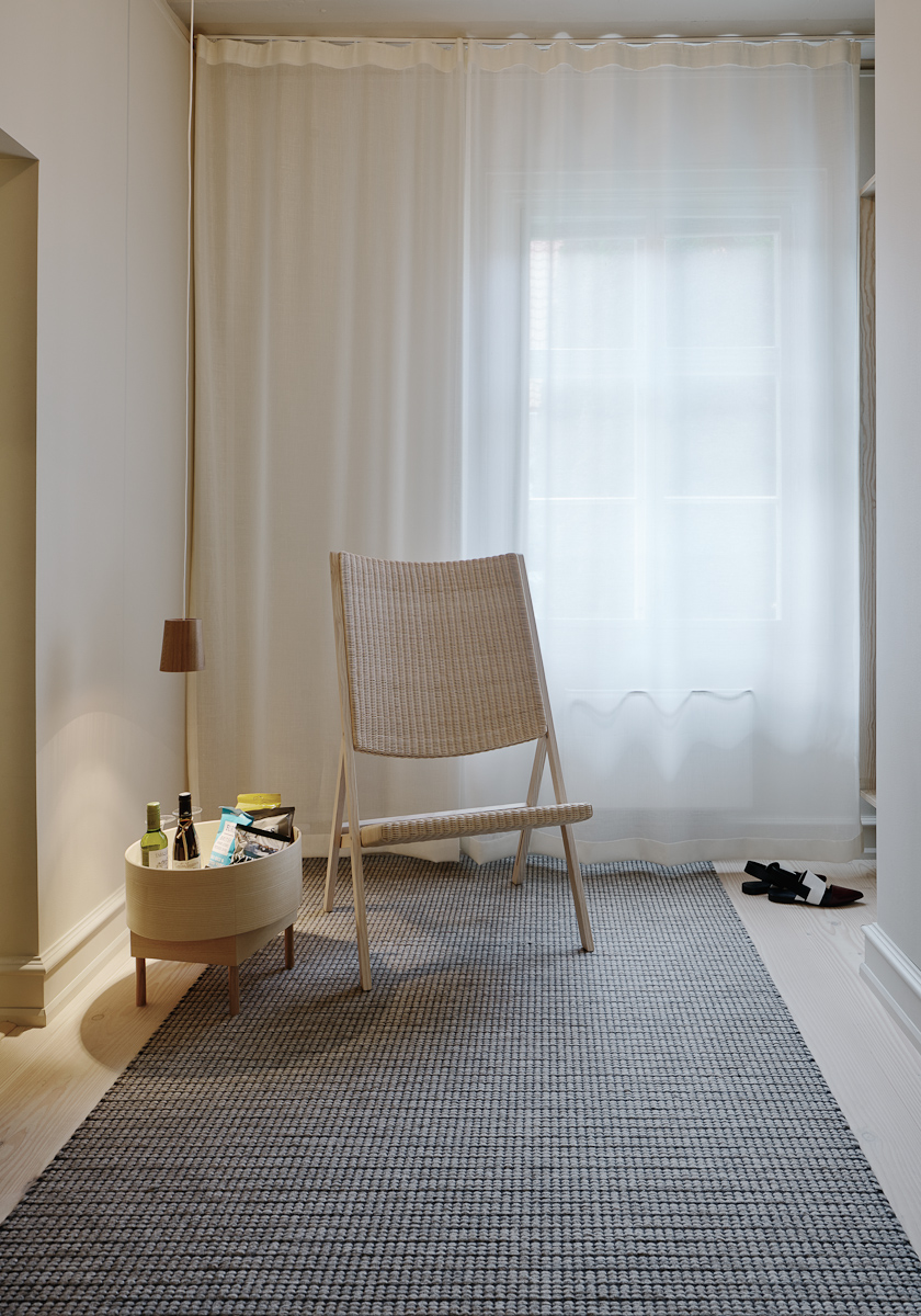 Handvävd matta i hotellrum på Villa Terminus Bergen, projekt av Claesson Koivisto Rune.