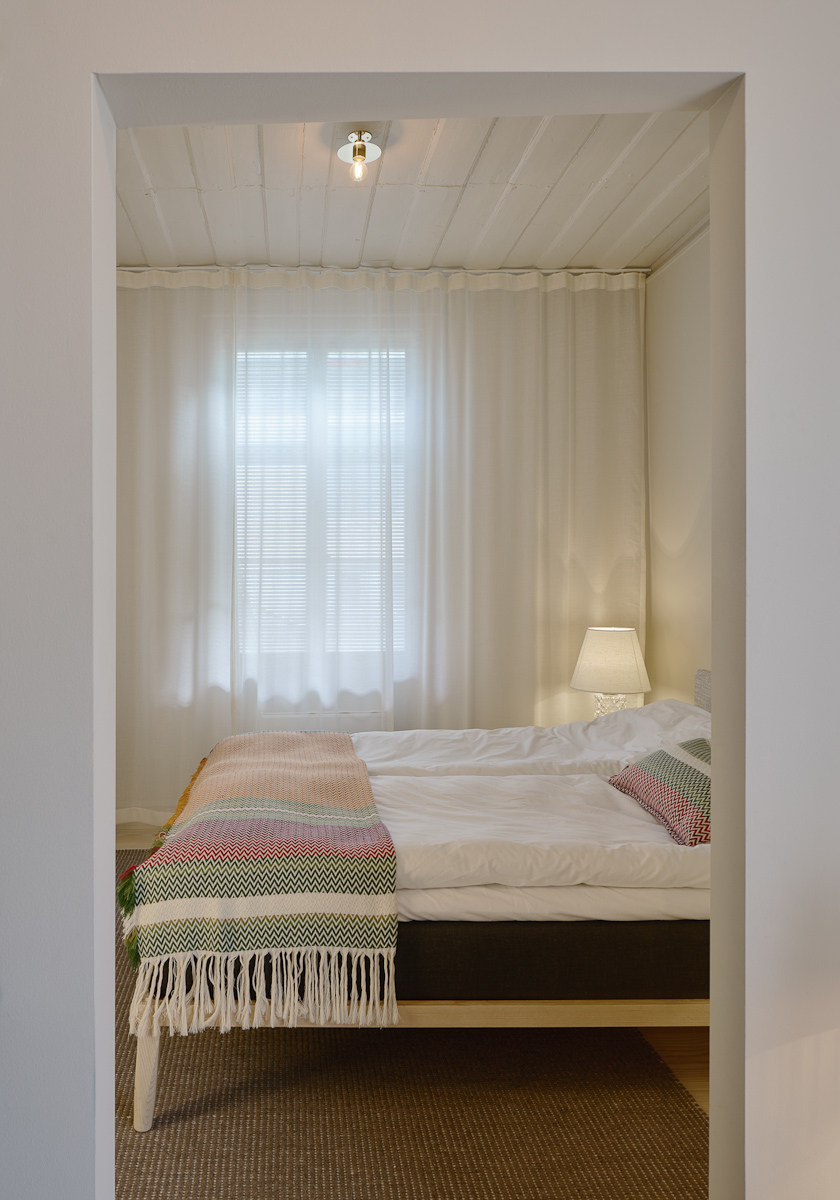 Handvävd matta i hotellrum på Villa Terminus Bergen, projekt av Claesson Koivisto Rune.