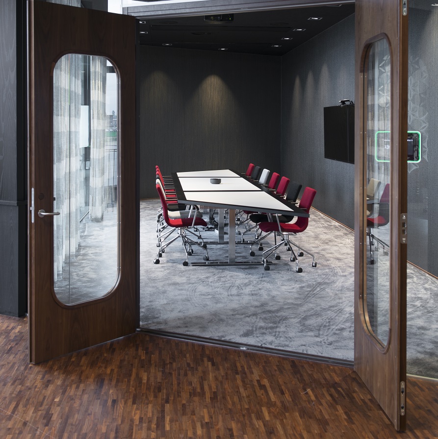 Heltäckande matta Frame Superior 1064 på Dormys kontor i mötesrum, projekt av Kajenn Design & Inredning.