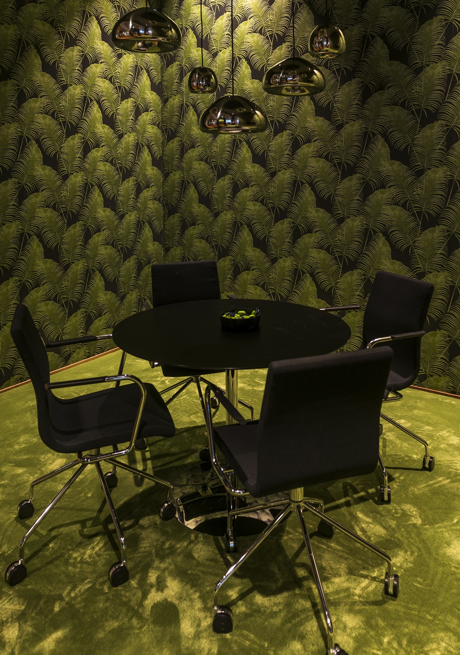 Heltäckande matta Safira Exclusive 1060 på Dormys kontor i mötesrum, projekt av Kajenn Design & Inredning.
