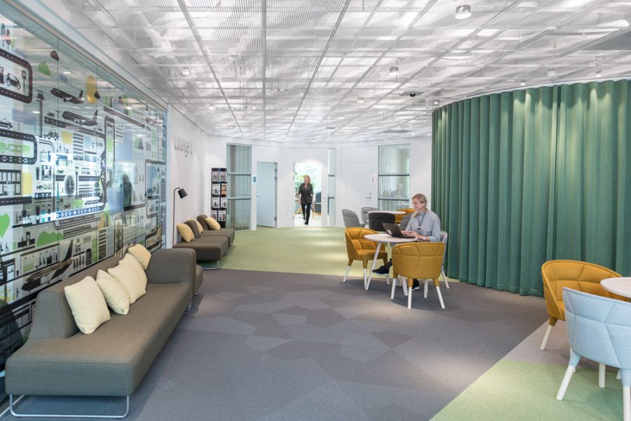 Heltäckande textil platta Textiles partition i korridor på Swedavias kontor, projekt av Tema Arkitekter.