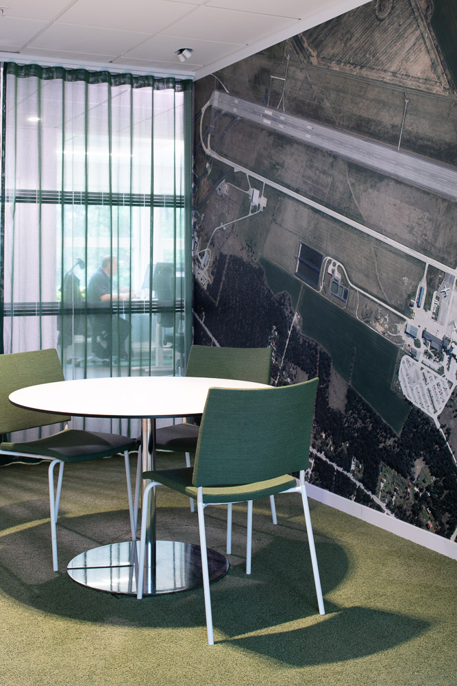 Matta Elara Exclusive 1009 under mötesbord på Swedavias kontor, projekt av Tema Arkitekter.