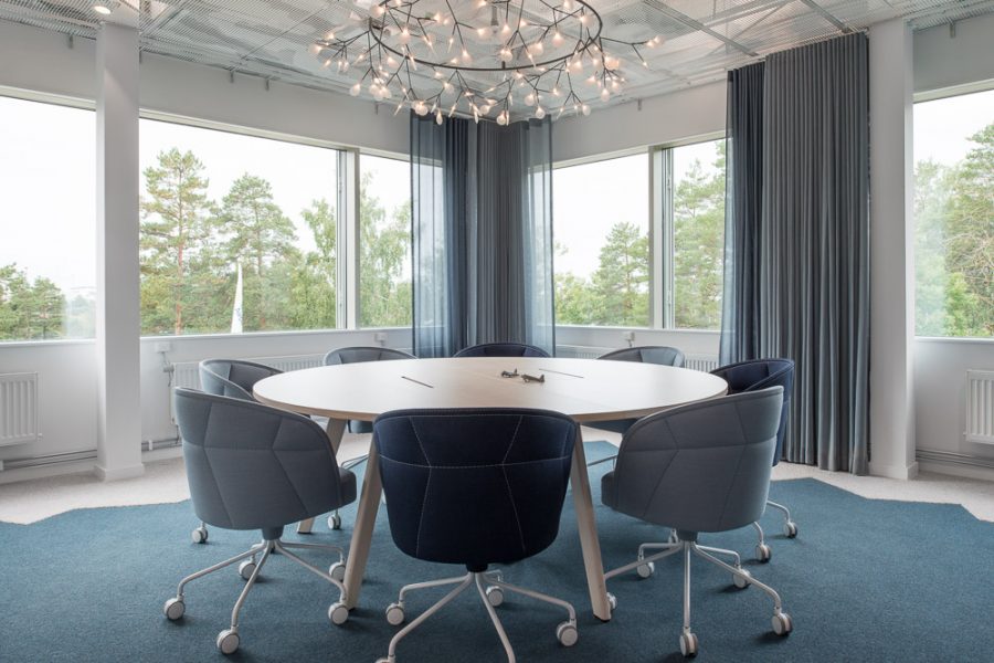 Textil platta Textiles partition i mötesrum på Swedavias kontor, projekt av Tema Arkitekter.