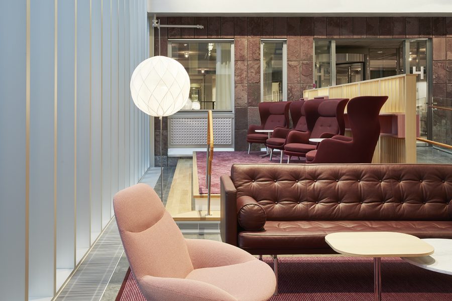 Handvävda mattor i lounge på Nordeas kontor, projekt av Thomas Eriksson Arkitekter.