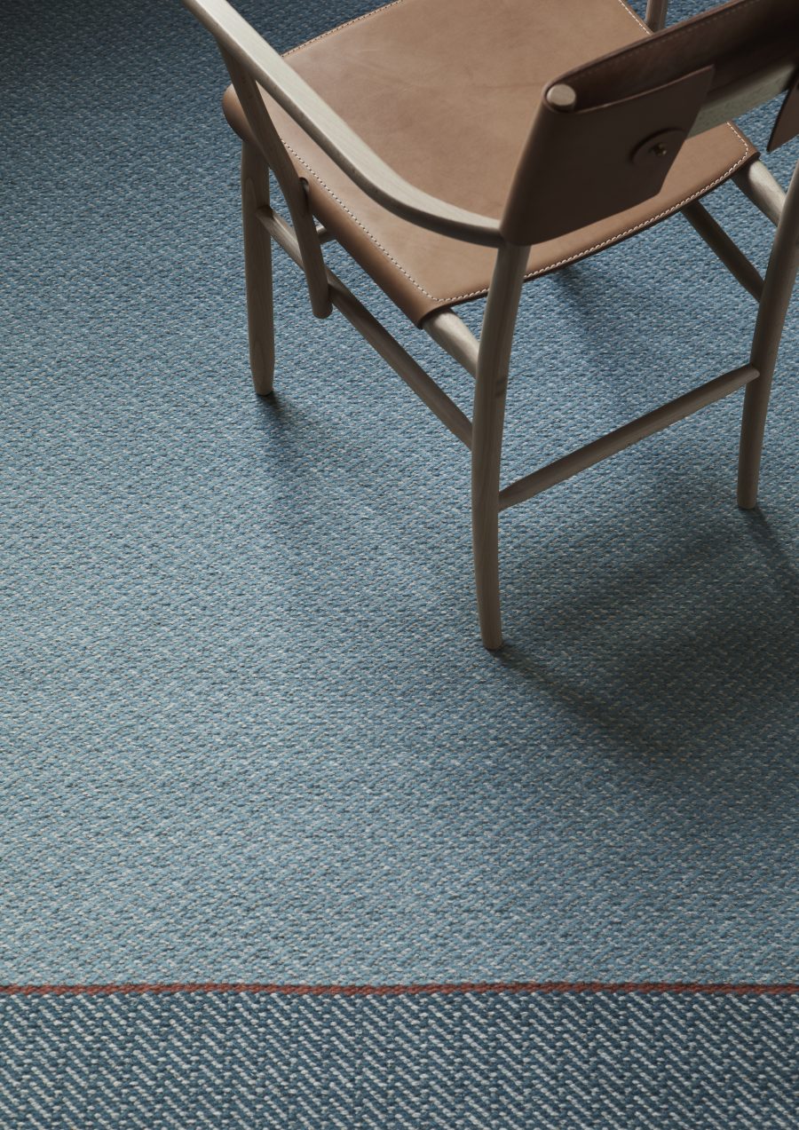 Handvävd matta Basket färg Sea under stol, från Ogeborg Design Collection.