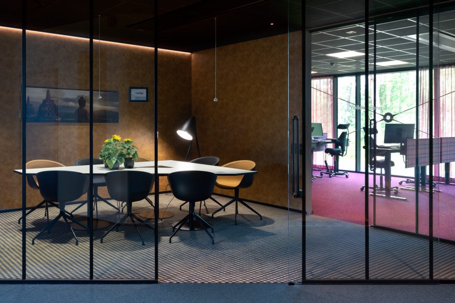 Heltäckande printad matta på Meridiums kontor, projekt av Kajenn Design och Inredning.