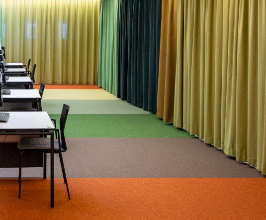Heltäckande matta Tretford lagd i olika färgfält under skrivbord i Karolinska Skrivsal, Link Arkitektur.