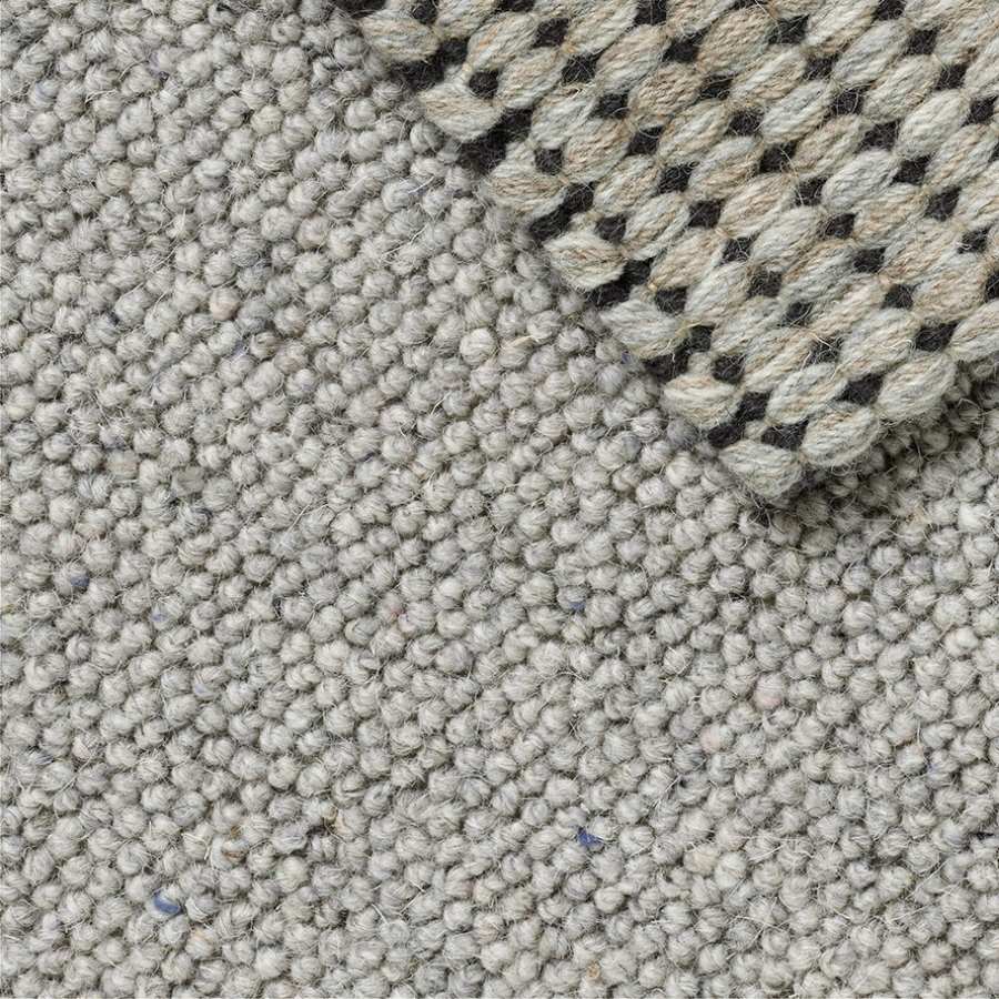Heltäckande matta Dapple färg 160 tillsammans med handvävd matta Grim.