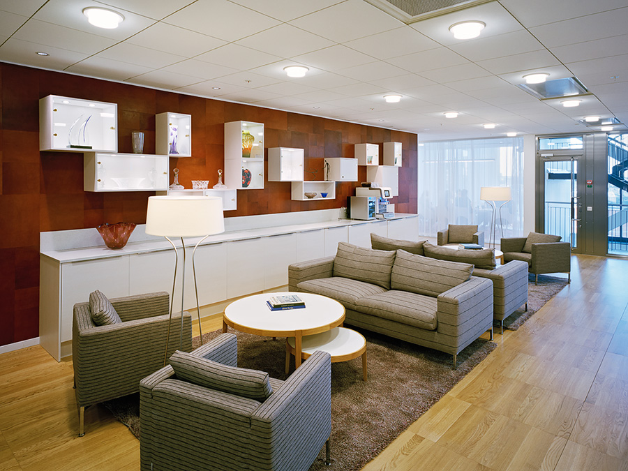 Läder fäst på vägg på Svenskt Exportkredits kontor.