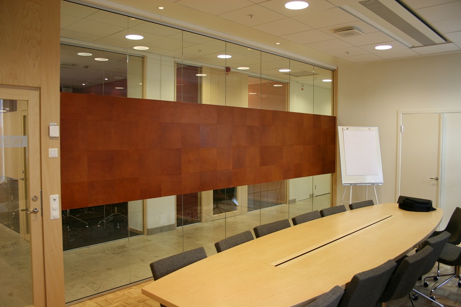 Läderplattor fästa på vägg på Einar Mattssons kontor.