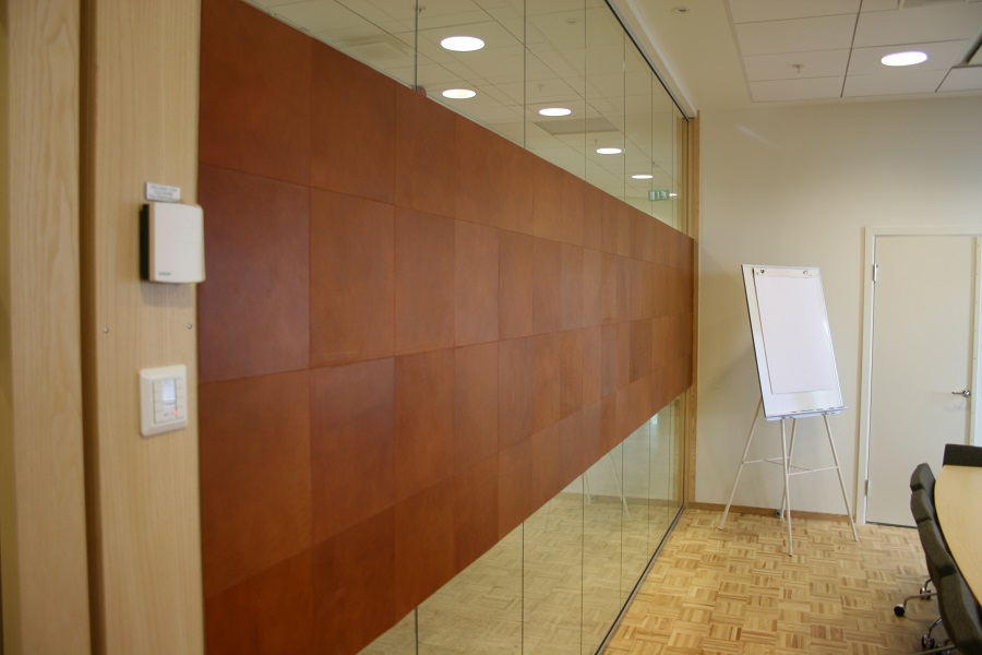 Läderplattor fästa på vägg på Einar Mattssons kontor.