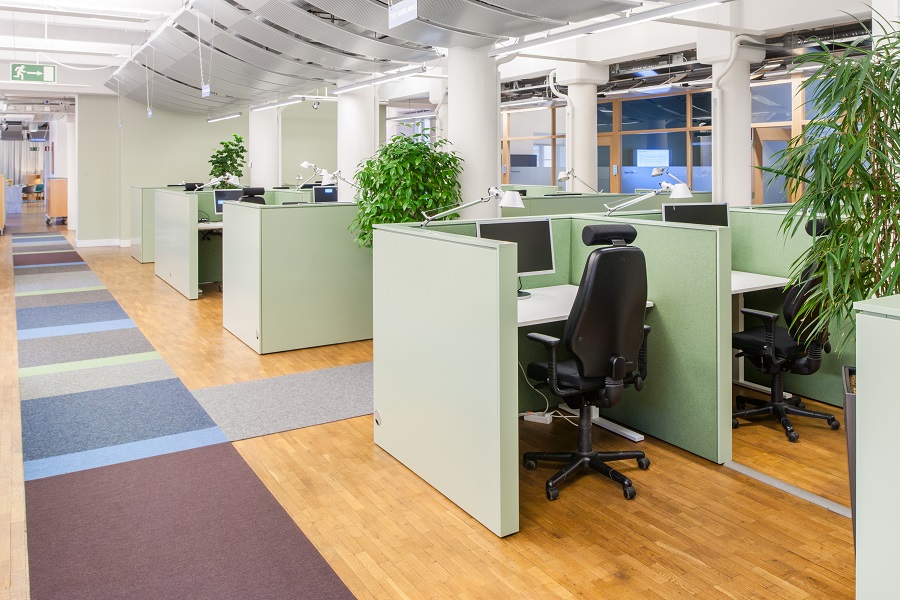 Matta Tretford i gångstråk på Deloittes kontor.