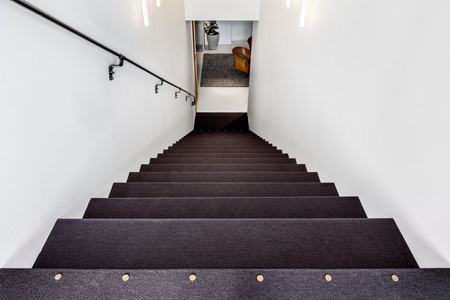 Heltäckande matta Metric Superior 1016 i trappa på Morris Laws kontor.