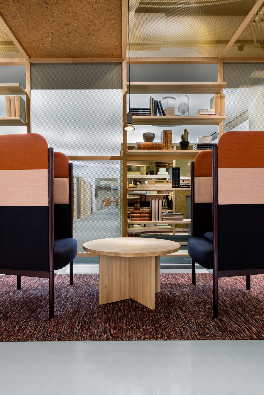 Handvävd matta Lyra Mix på Morris Laws kontor.