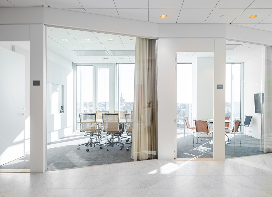 Heltäckande matta Valora i grå färgställning på Magnoras kontor.