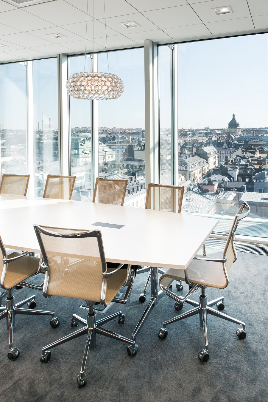 Heltäckande matta Valora i grå färgställning på Magnoras kontor.