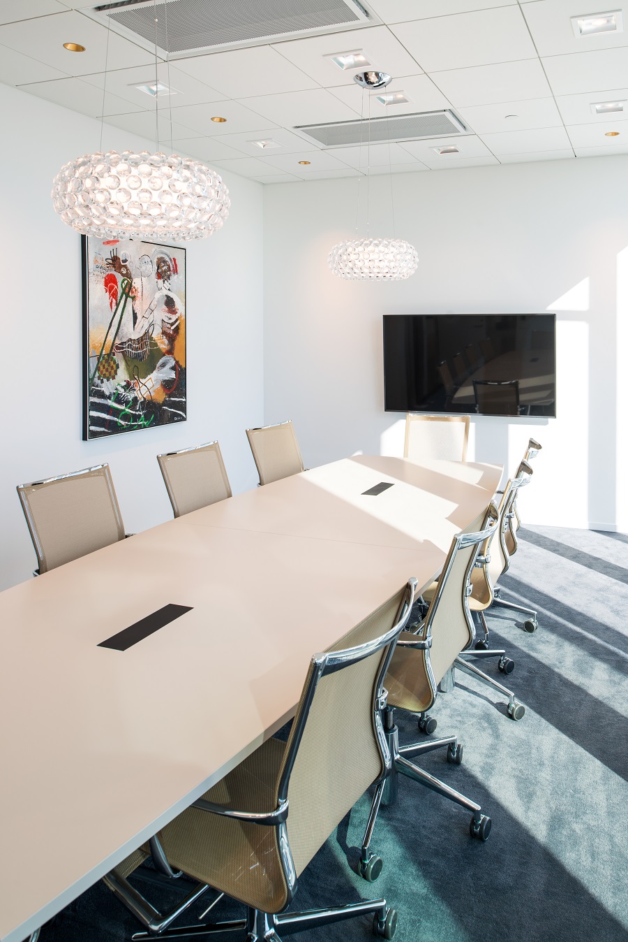 Heltäckande matta Valora i grå färgställning på Magnoras kontor.