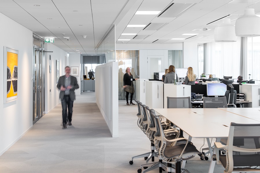 Heltäckande textila plattor Textiles i beige färgställning på Magnoras kontor.