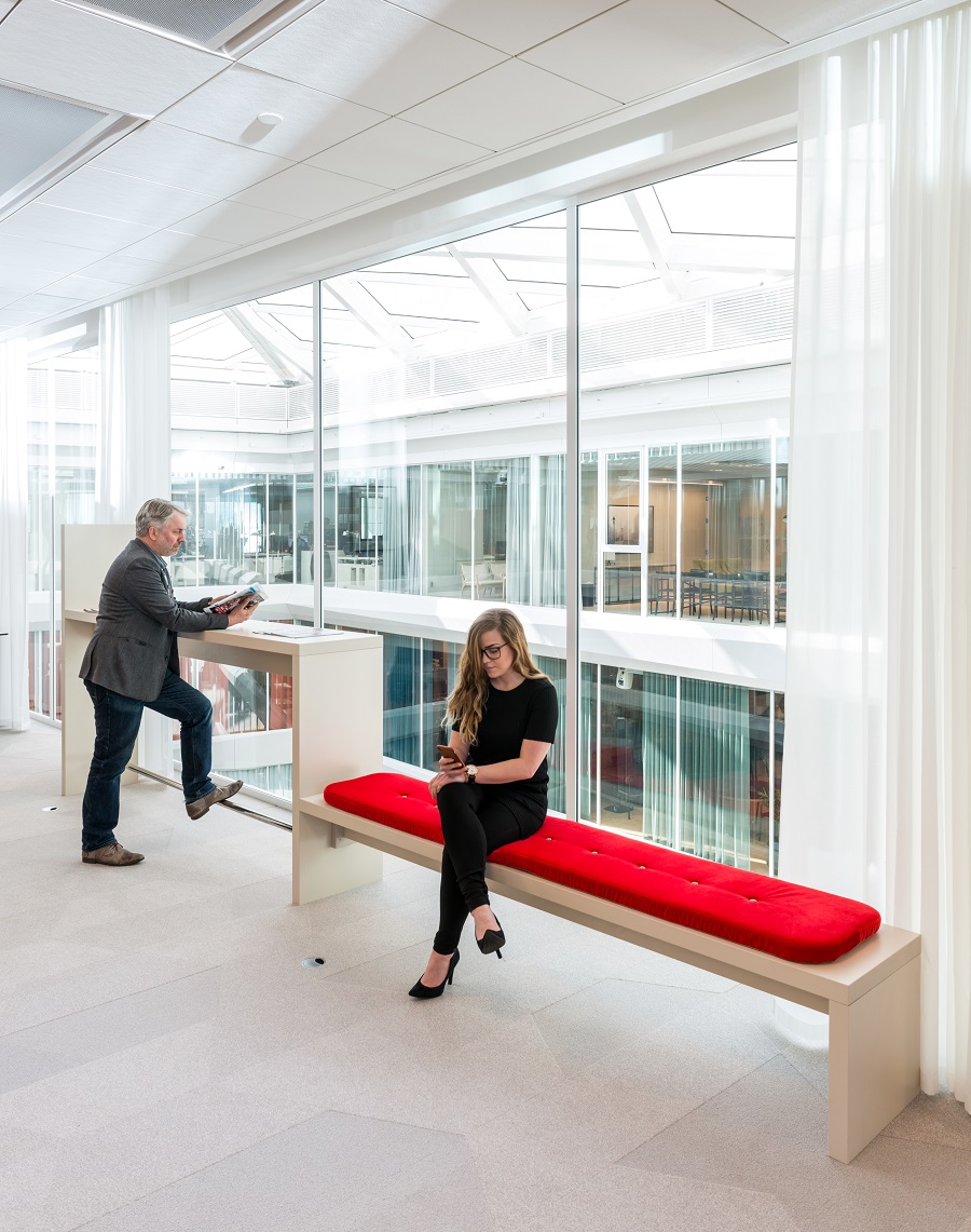 Heltäckande textila plattor Textiles i beige färgställning på Magnoras kontor.