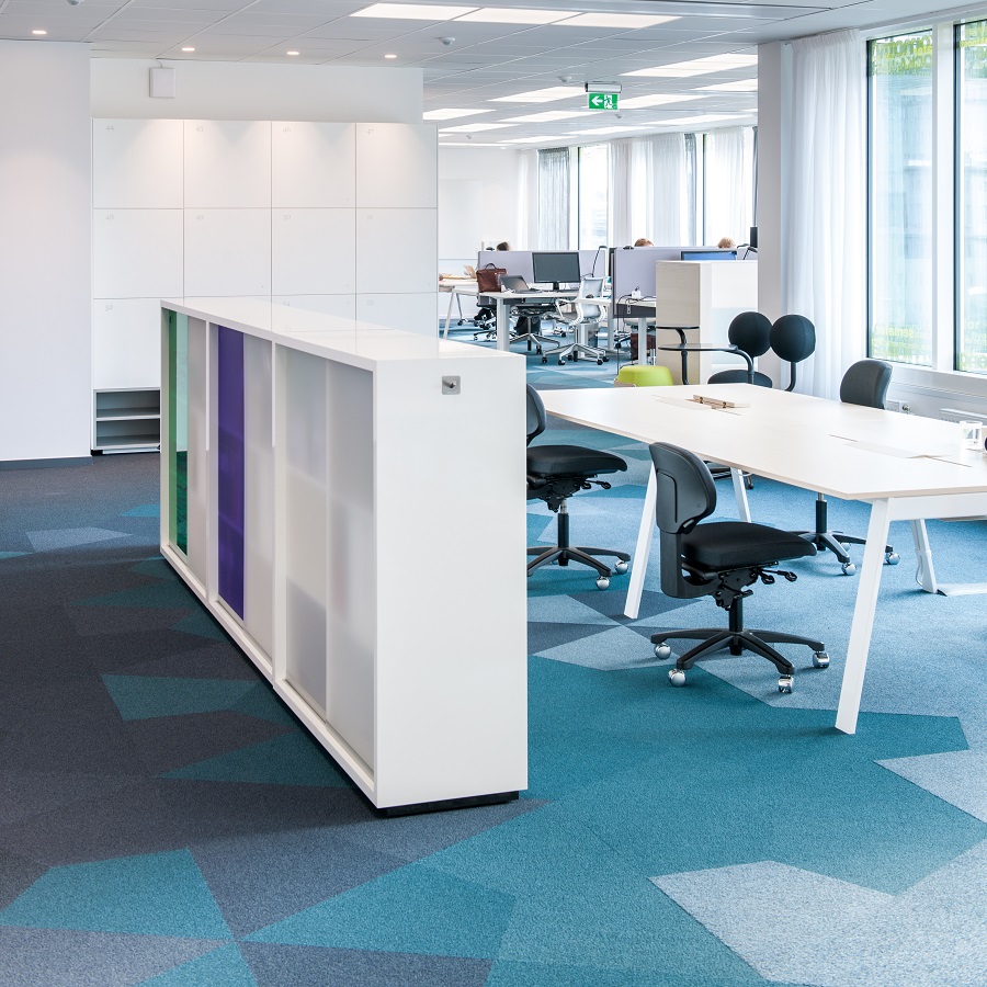 Textil platta Textiles i blå färgställning på Bonniers kontor i Stockholm.