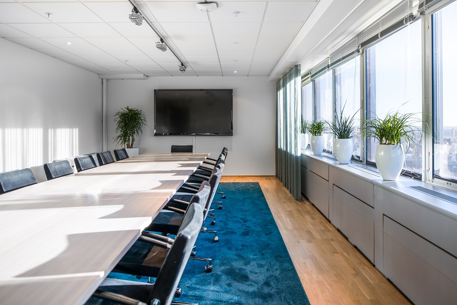 Heltäckande matta Lux/Exclusive 1066 under mötesbord hos Brightstep.