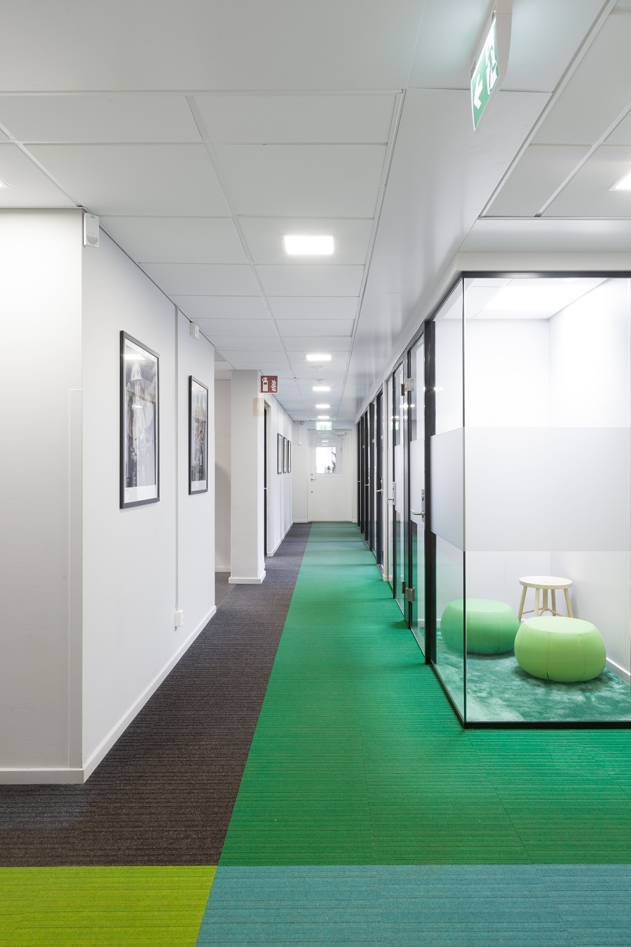 Heltäckande textil platta Lateral på LO's kontor.