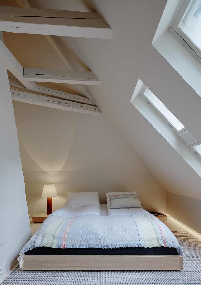 Handvävd matta i hotellrum på Villa Terminus Bergen, projekt av Claesson Koivisto Rune.