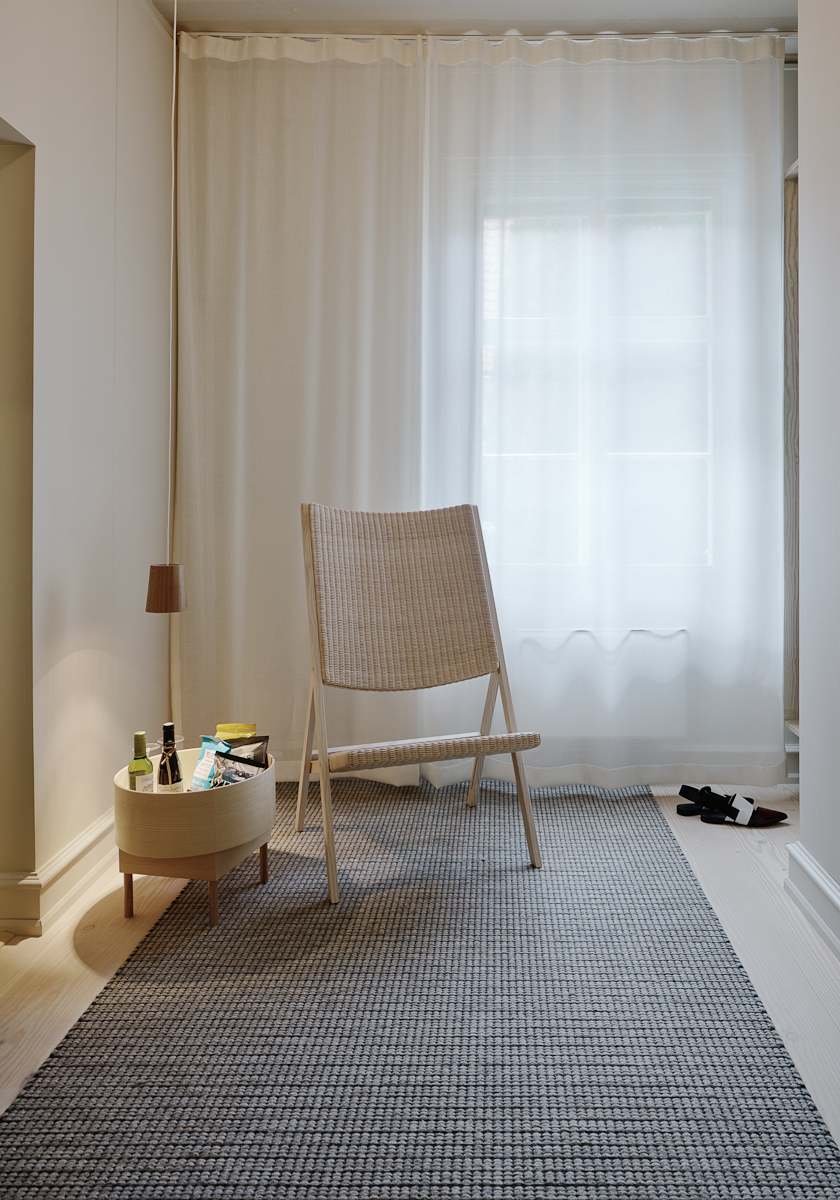Handvävd matta i hotellrum på Villa Terminus Bergen, projekt av Claesson Koivisto Rune.