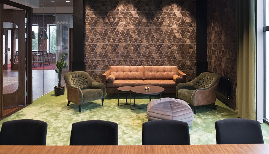 Heltäckande matta Frame Superior 1064 på Dormys kontor i mötesrum, projekt av Kajenn Design & Inredning.