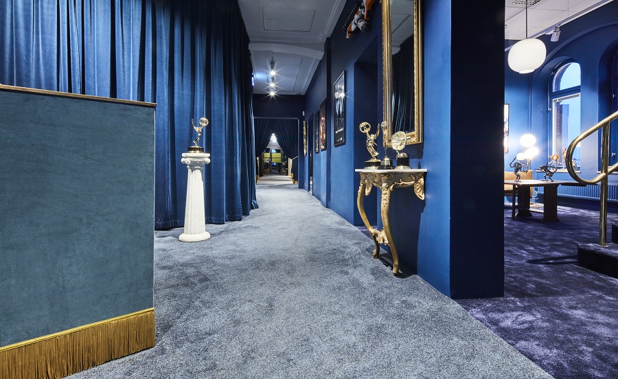 Heltäckande matta Deluxe Vogue och Frame Superior 1064 på Important Looking Pirates kontor, projekt av HOW Arkitekter.