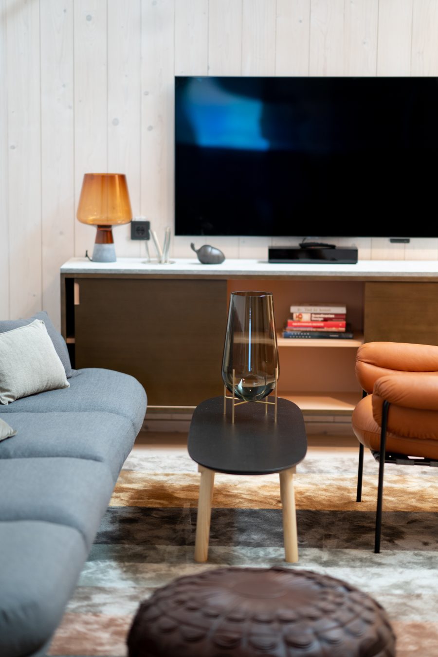 Handtuftad matta från Ogeborg Design Collection under soffgrupp i Arlandas VIP lounge, projekt av Tengbom.