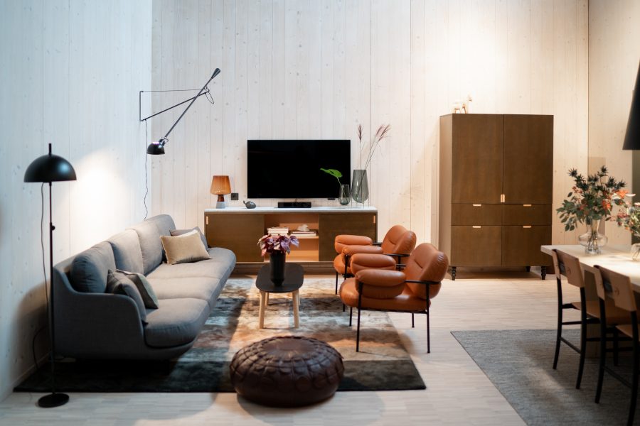 Handtuftad matta från Ogeborg Design Collection under soffgrupp i Arlandas VIP lounge, projekt av Tengbom.