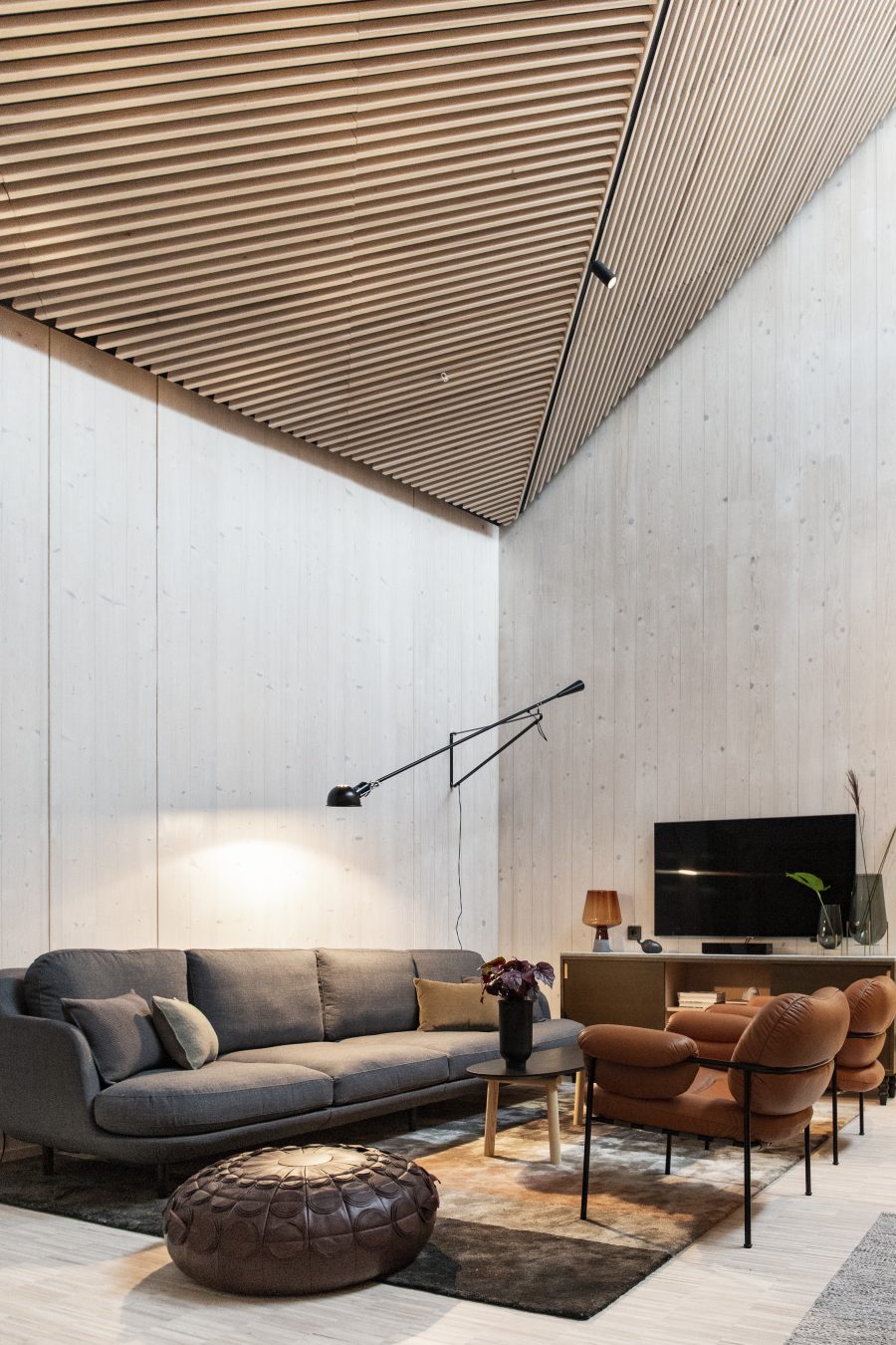 Handtuftad matta från Ogeborg Design Collection under soffgrupp i Arlandas VIP lounge, projekt av Tengbom.