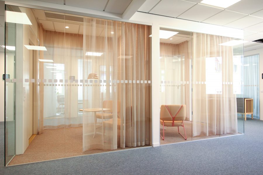 Textil platta Tivoli och heltäckande matta Tretford på Poolia's kontor, projekt av Part Bukowska.