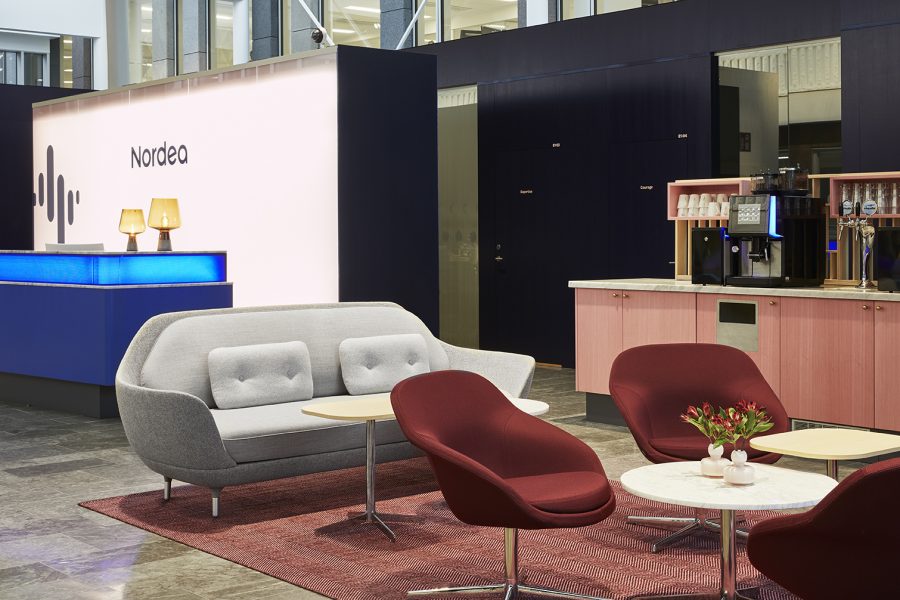 Handvävda mattor i lounge på Nordeas kontor, projekt av Thomas Eriksson Arkitekter.