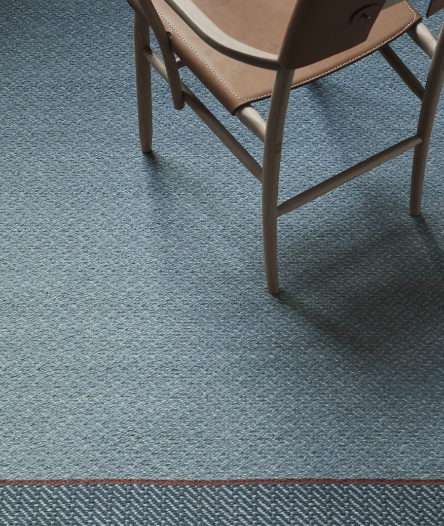 Handvävd matta Basket färg Sea under stol, från Ogeborg Design Collection.