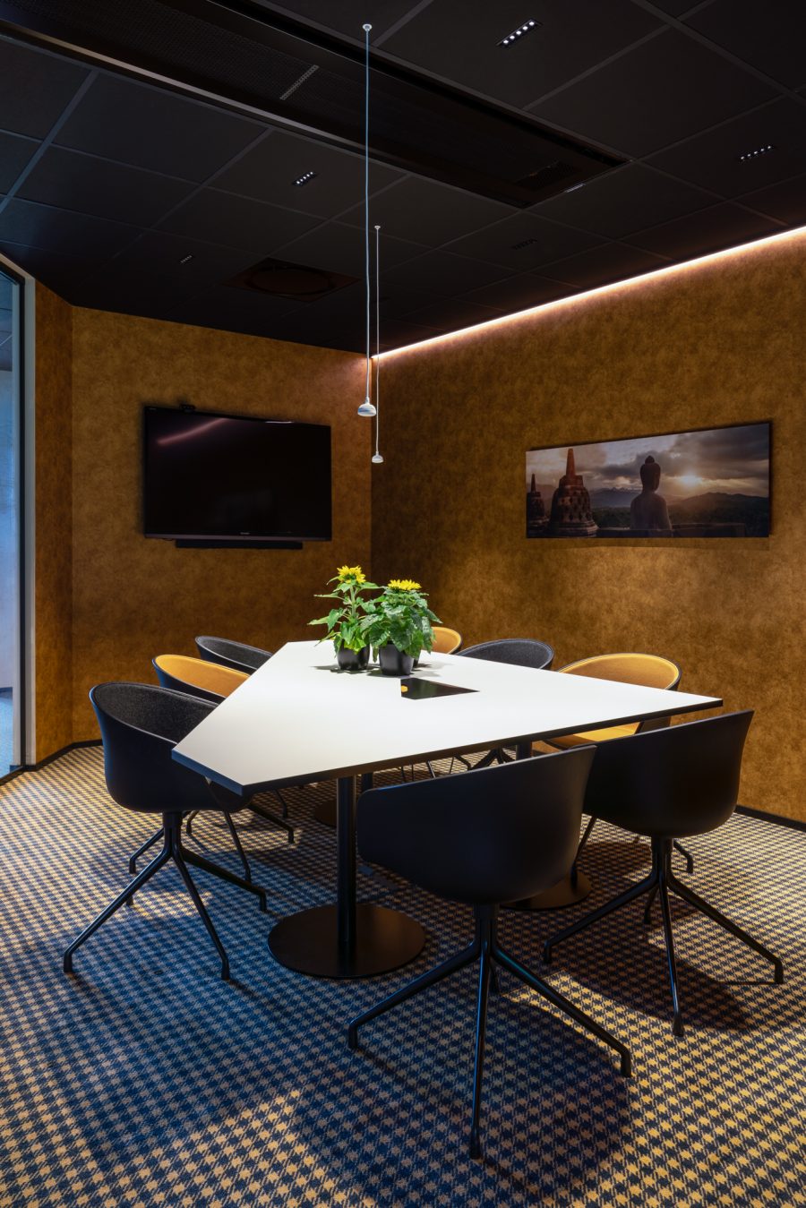 Heltäckande printad matta på Meridiums kontor, projekt av Kajenn Design och Inredning.