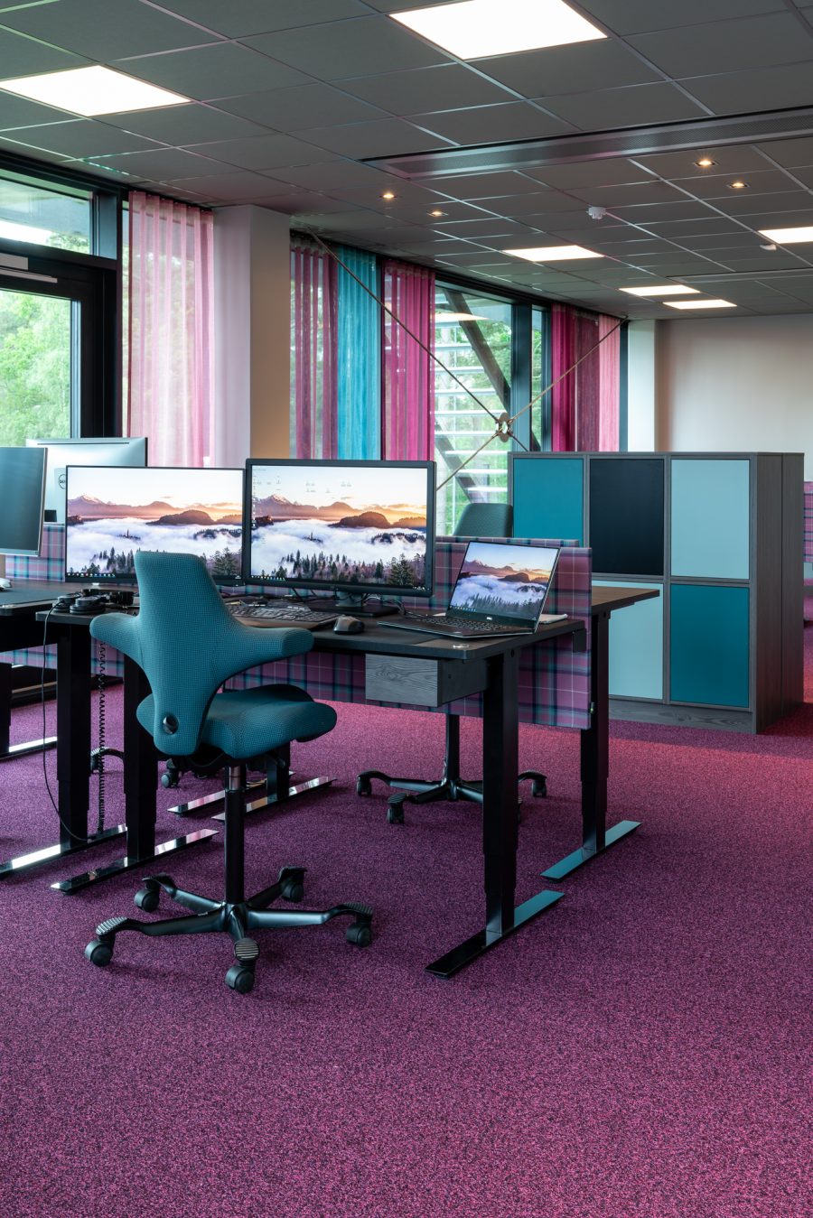 Heltäckande textil platta Infinity på Meridiums kontor, projekt av Kajenn Design och Inredning.