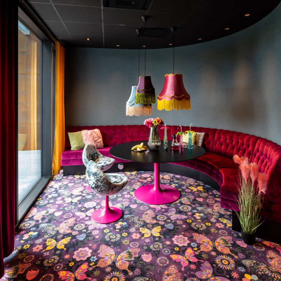 Heltäckande printad matta på Meridiums kontor, projekt av Kajenn Design och Inredning.