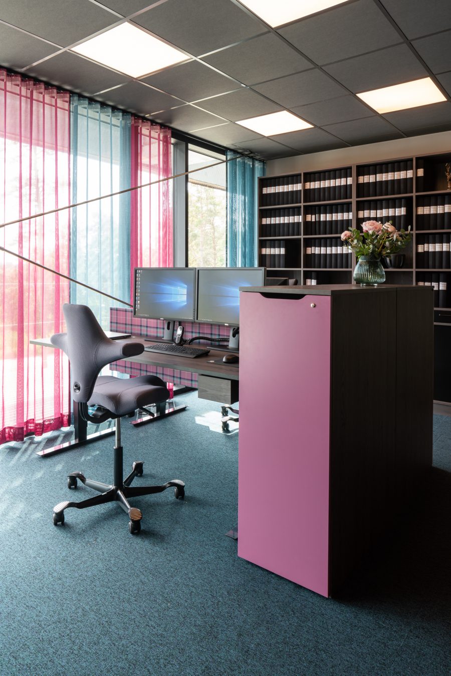 Heltäckande textil platta Tivoli på Meridiums kontor, projekt av Kajenn Design och Inredning.