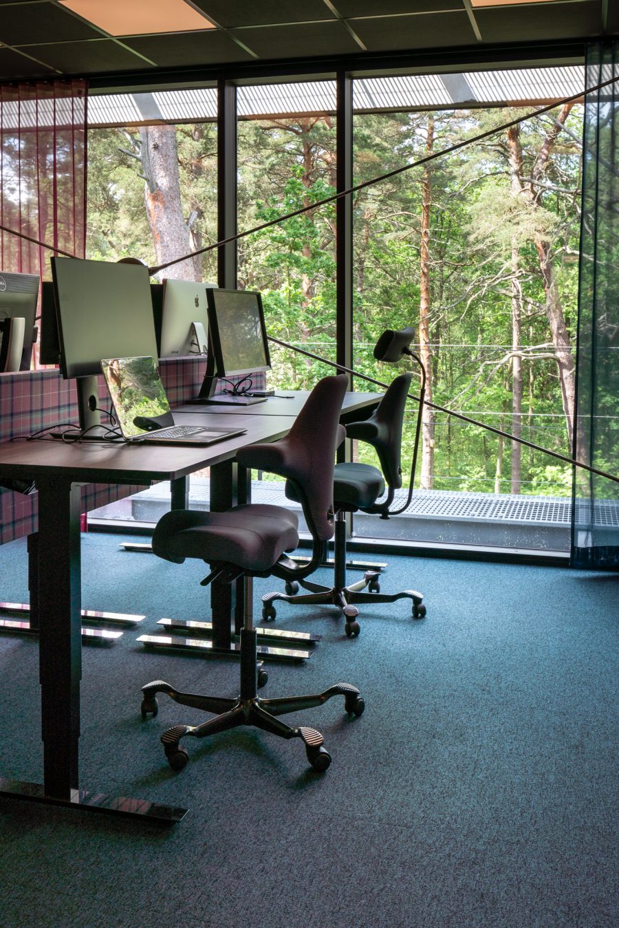 Heltäckande textil platta Tivoli på Meridiums kontor, projekt av Kajenn Design och Inredning.