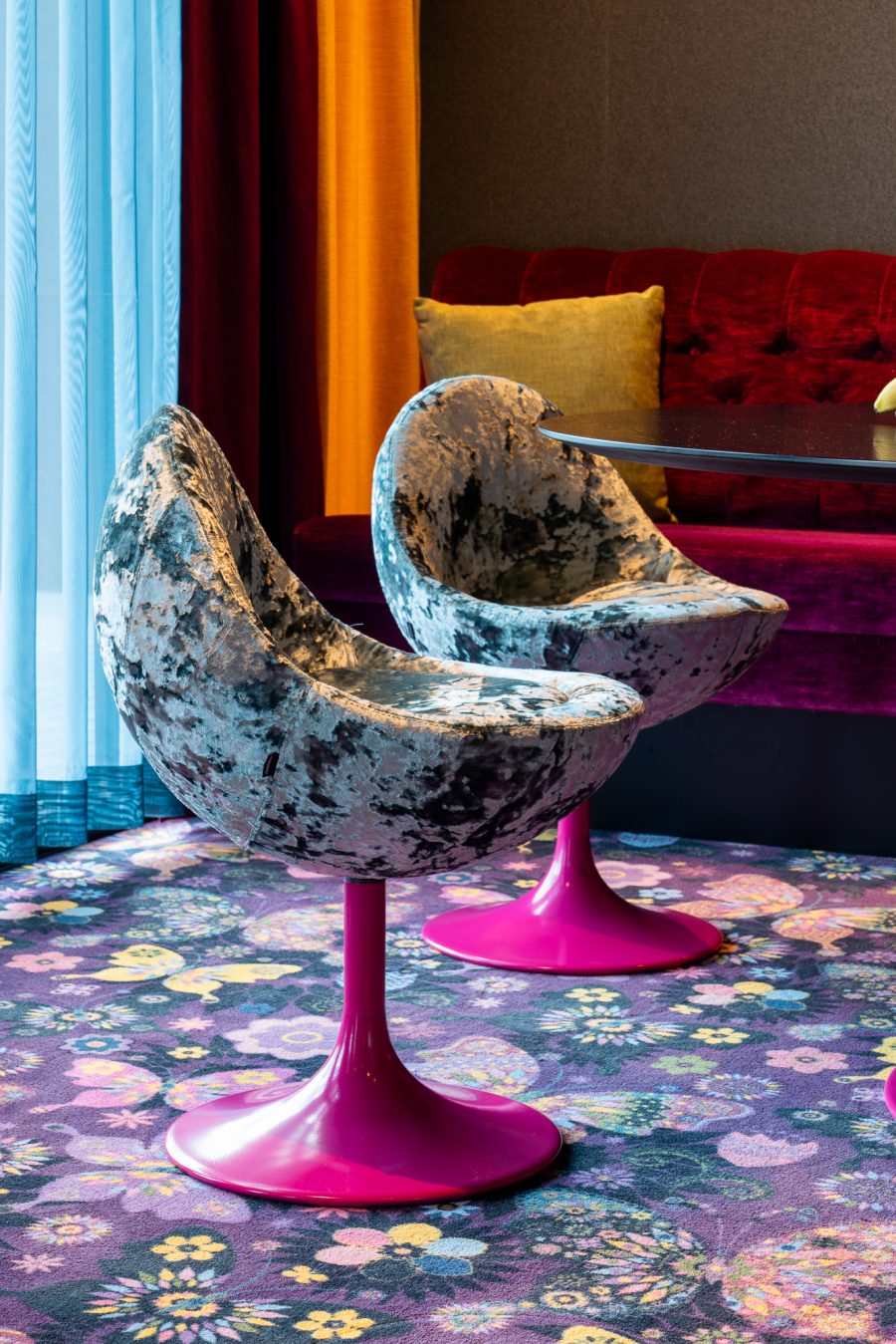 Heltäckande printad matta på Meridiums kontor, projekt av Kajenn Design och Inredning.