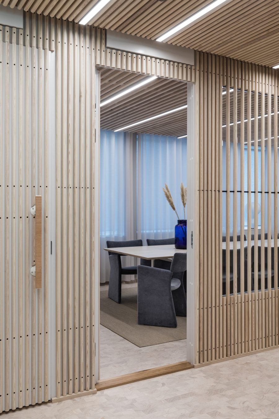 Handvävd matta Canvas på Haus kontor, projekt av Elin Lorenzi.