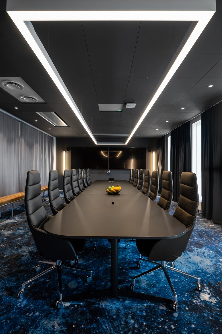 Heltäckande printad matta i Goodbye Kansas mötesrum, projekt av Tengbom och Senab.