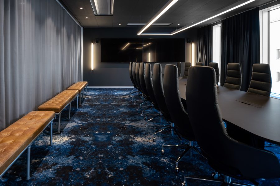 Heltäckande printad matta i Goodbye Kansas mötesrum, projekt av Tengbom och Senab.